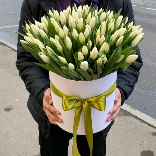 101 белый тюльпан в шляпной коробке