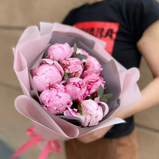Букет из 9 розовых пионов