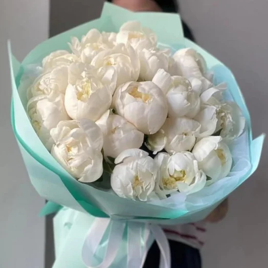 Изысканный букет из 21 белого пиона