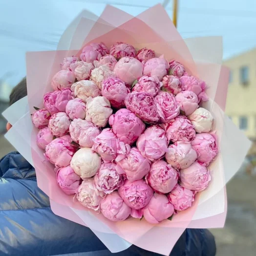 Роскошная охапка из 45 розовых пионов